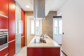 Geladeira, micro-ondas, fogão, cooktop