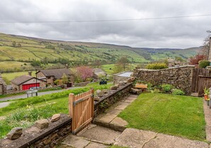 Property grounds - A fantastic cottage, w/ free wifi, secure bike storage, stunning views & a stones throw from the pub (Richmond)