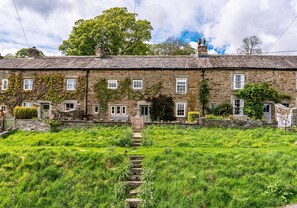 Exterior - A fantastic cottage, w/ free wifi, secure bike storage, stunning views & a stones throw from the pub (Richmond)