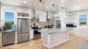 Jääkaappi, mikroaaltouuni, uuni, liesi