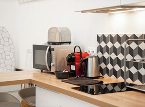 Kühlschrank, Wasserkocher mit Kaffee-/Teezubehör