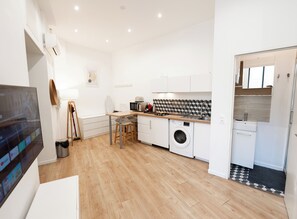 Fridge, microwave, coffee/tea maker - Modern AC Studio in the Heart of Chartrons (Bordeaux)