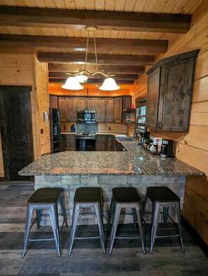 Fridge, microwave, oven, stovetop - BUCK WILD CABIN- Centrally located just 3 miles from Gatlinburg & Pigeon Forge (Sevierville)