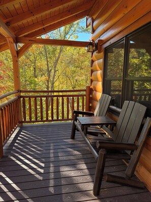 Terrace/patio - BUCK WILD CABIN- Centrally located just 3 miles from Gatlinburg & Pigeon Forge (Sevierville)