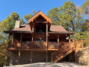 Exterior - BUCK WILD CABIN- Centrally located just 3 miles from Gatlinburg & Pigeon Forge (Sevierville)