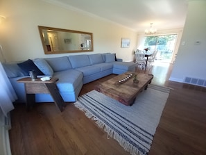 Una Smart TV, una chimenea, un reproductor estéreo