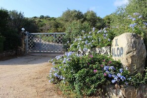 Property grounds - "LE CORTI DI ALOA" - B&B - room 4) (Sardegna)