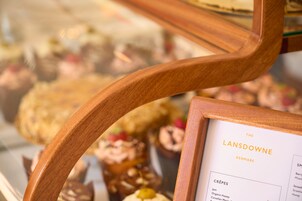 Un panel con el menú, titulado 'The Lansdowne Kenmare', que muestra una lista de crepes.