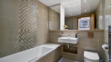 Apartment, 3 Bedrooms | Bathroom | Towels