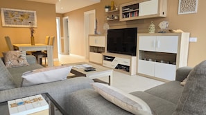 TV connectée, lecteur de DVD, livres