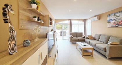 House with private pool near the sea.