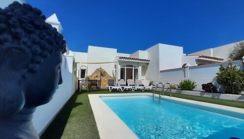 House with private pool near the sea.