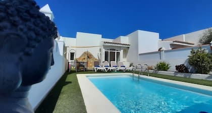 Casa con piscina privada cerca del mar.