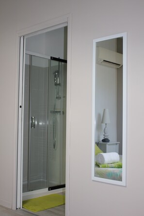 Dusche, Haartrockner, Toilettenpapier