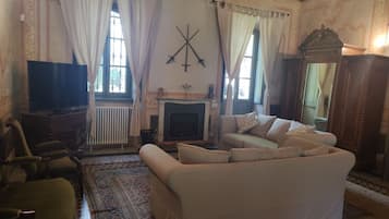 Smart-TV, Kamin, Bücher