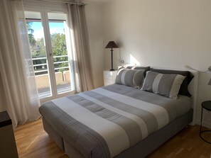 3 slaapkamers, een strijkplank/strijkijzer, gratis wifi, beddengoed