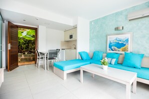 Suite, 1 camera da letto, lato piscina | 1 camera, una cassaforte in camera, tende oscuranti, Wi-Fi gratuito