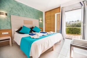 Suite, 1 camera da letto, lato piscina | 1 camera, una cassaforte in camera, tende oscuranti, Wi-Fi gratuito