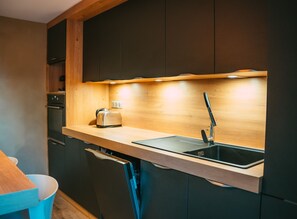 Réfrigérateur, four, plaque de cuisson, lave-vaisselle