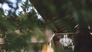 Un bâtiment traditionnel en bois, doté d’un toit recouvert de tuiles et d’un lustre.