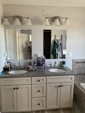 Combined shower/bathtub, jetted bath, hair dryer, towels