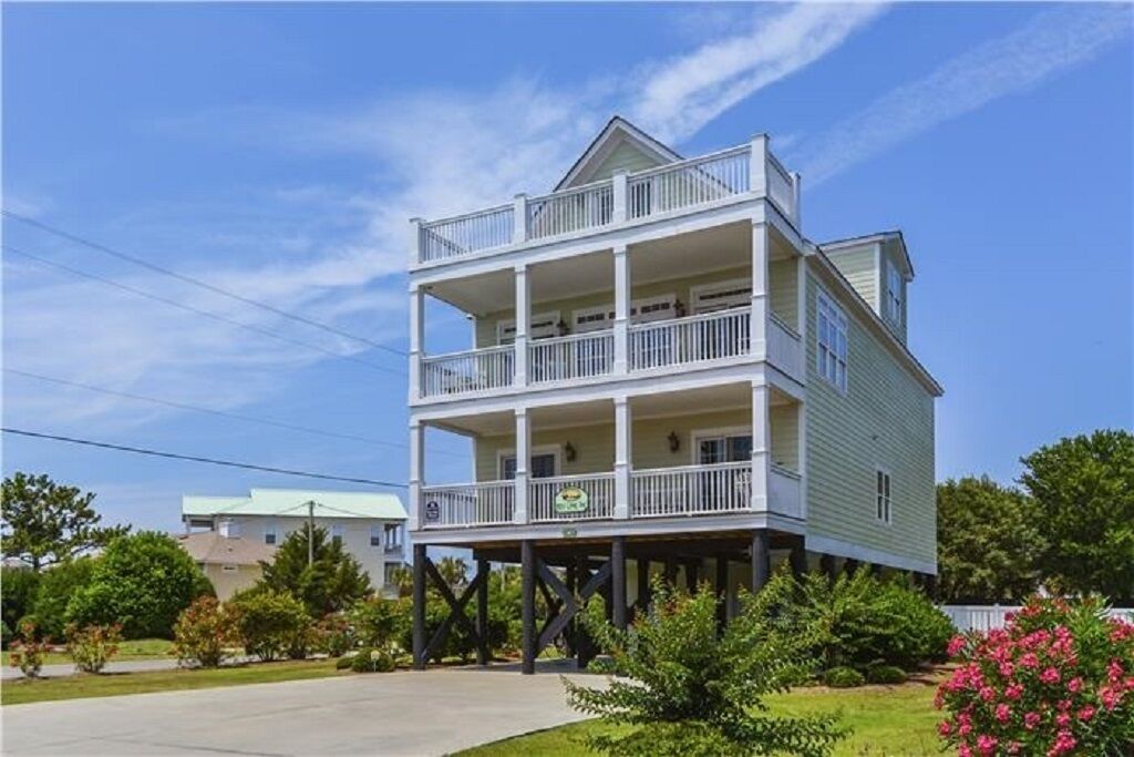 Key Lime Pie!! 8 bed/7bath/3rd Row/Short Walk to Beach!!