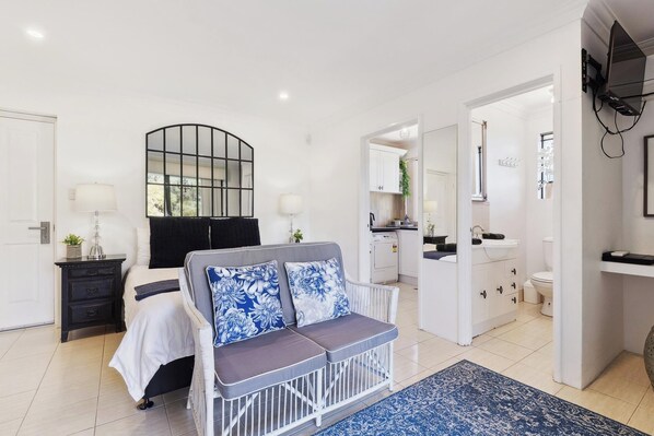 مكتب ومكواة/لوح كي وواي فاي وملاءات أسرّة