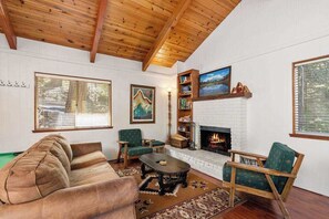 TV, fireplace, offices - Pine Ridge Peak Cabin - Close To Town & Lake (Crestline)