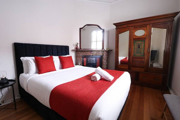 3 bedrooms, desk, iron/ironing board, free WiFi