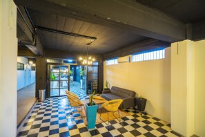 TV connectée de 40 pouces avec chaînes numériques, services de streaming