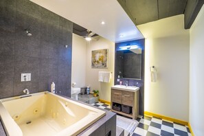 Appartement supérieur | Salle de bain | Douche, douche cascade, séchoir à cheveux, serviettes fournies