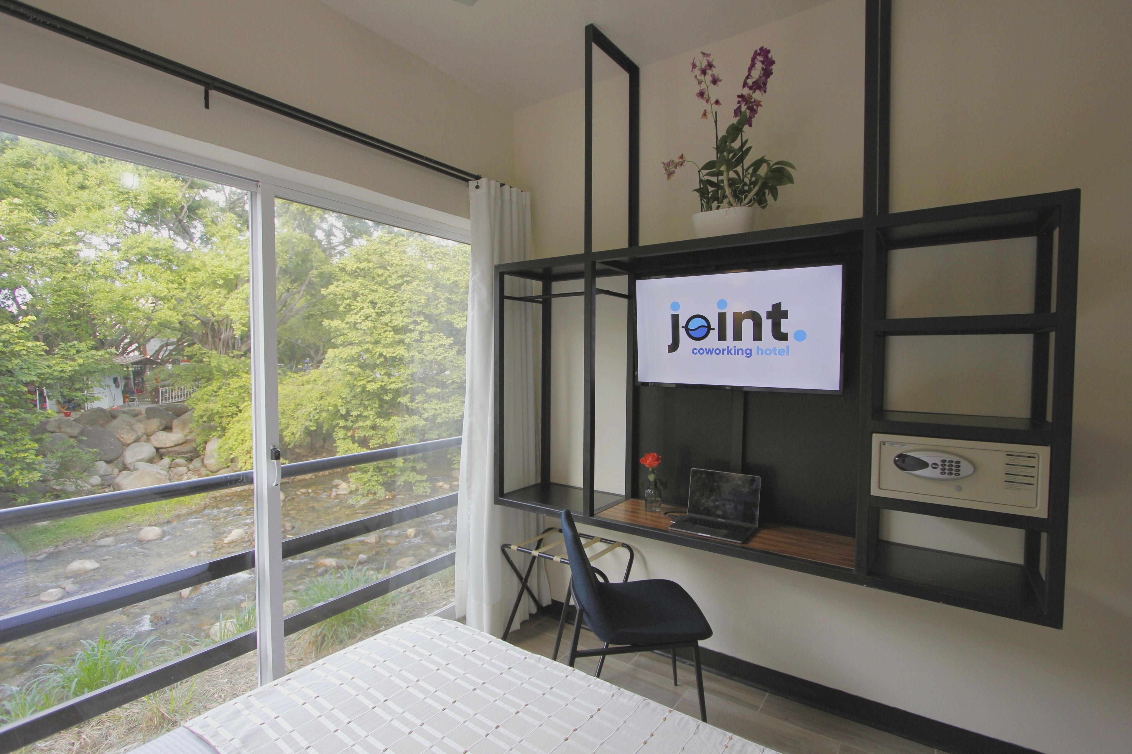 1 bedroom, premium bedding, memory-foam beds, in-room safe