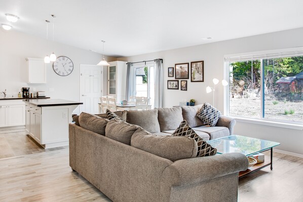 Televisión, reproductor de DVD, libros y videoteca