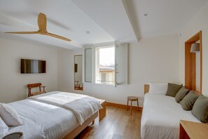 Superior Triple Room, Ensuite (Chambre) | In-room safe, desk, blackout drapes, soundproofing - Badon Boutique Hôtel (Saint-Émilion)