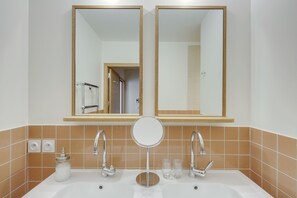 Classic Double Room, Ensuite (Chambre) | Bathroom | Slippers - Badon Boutique Hôtel (Saint-Émilion)