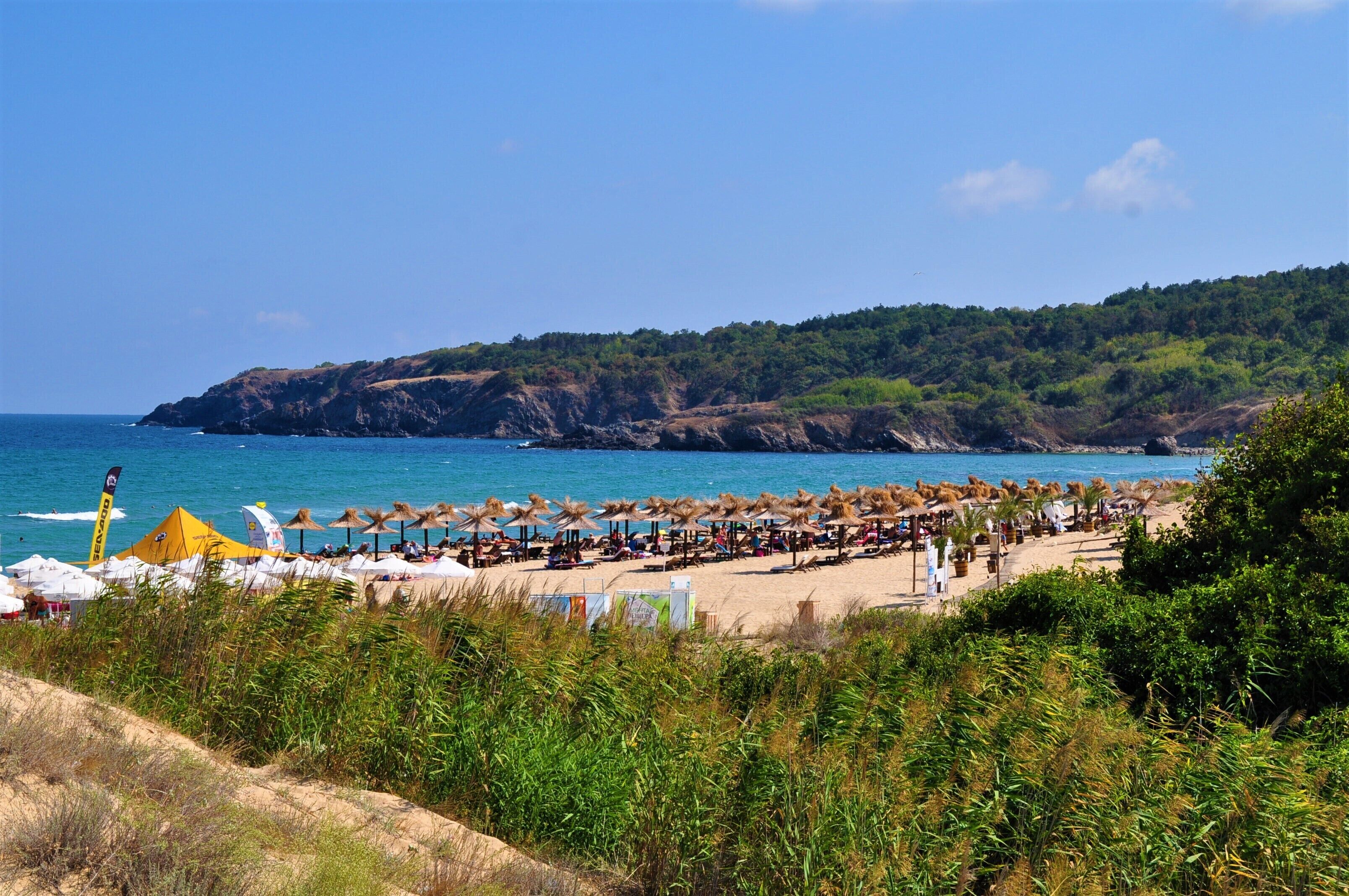 En la playa y camastros 