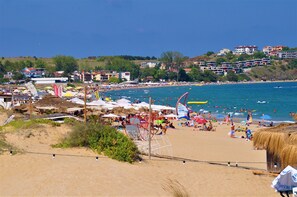 En la playa y camastros