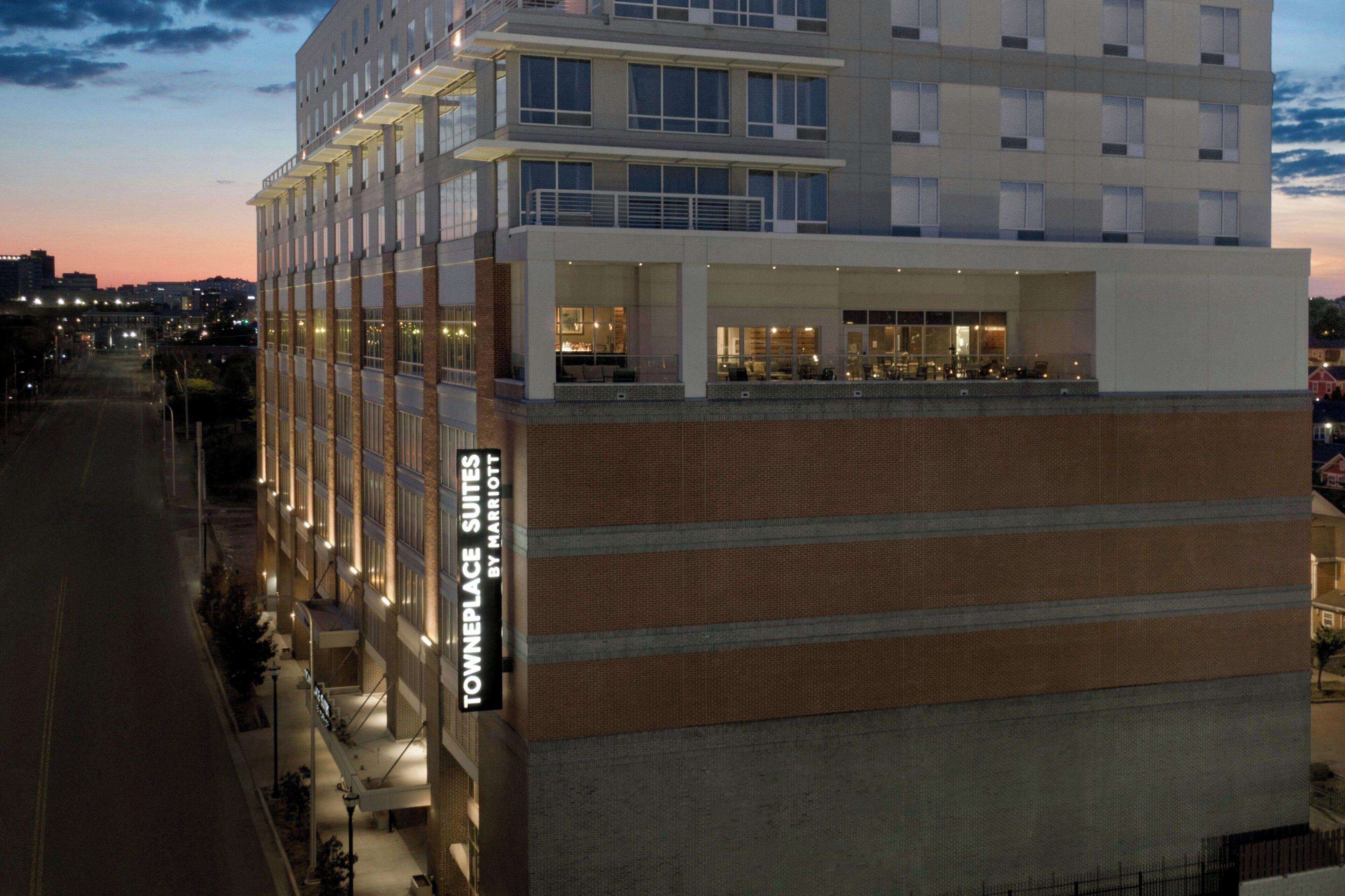 Ein mehrstöckiges Hotel mit einem gut sichtbaren Schild für 'Towneplace Suites by Marriott'.