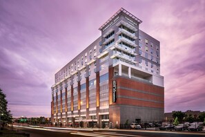 Un hotel de varios pisos con un diseño moderno, que cuenta con un cartel llamativo de 'Townplace Suites by Marriott'.