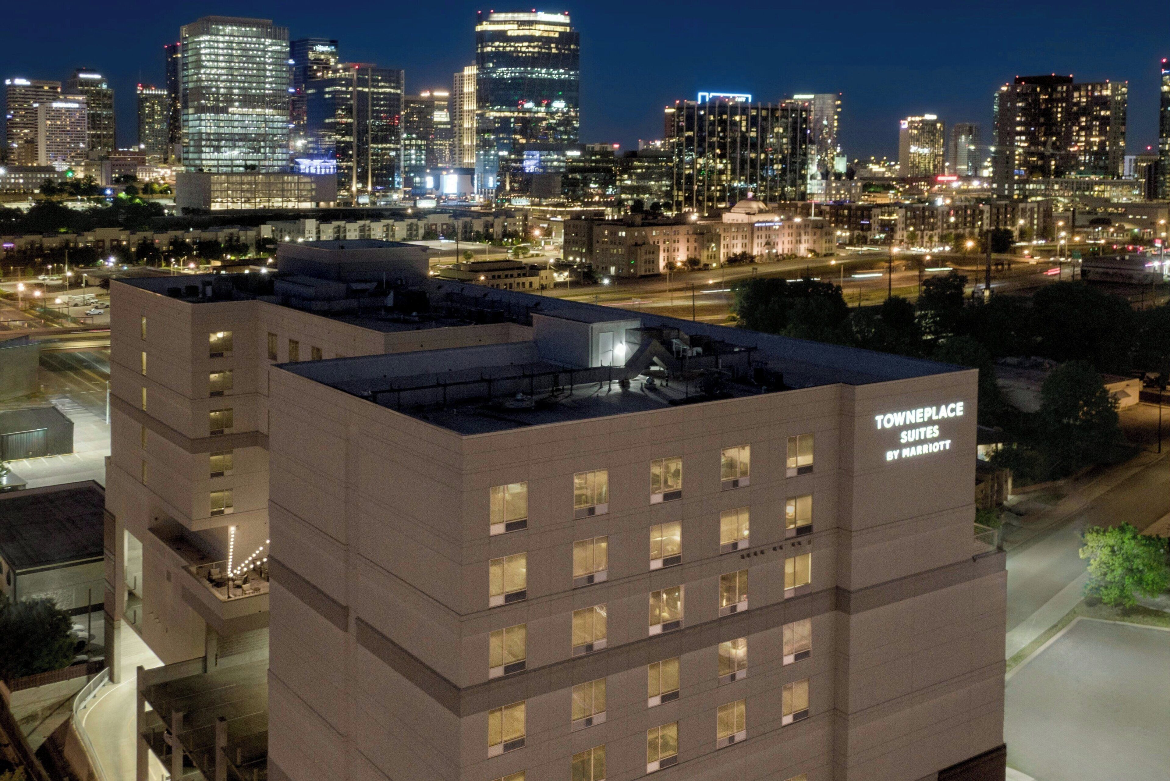 Un hôtel à étages, doté d’un toit plat et d’une enseigne indiquant qu’il appartient au groupe Marriott.