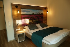Hypo-allergenic bedding, in-room safe, desk, laptop workspace - Meyn's Apartments & Hotel (Soltau)