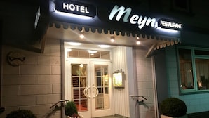 A hotel with a sign reading "Hotel Meyn Restaurant" and a number "19" on the wall. - Meyn's Apartments & Hotel (Soltau)