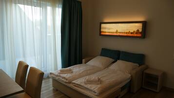 Una habitación de hotel con una cama, un escritorio y una silla.