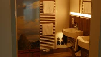 Superior-Apartment | Badezimmer | Dusche, kostenlose Toilettenartikel, Haartrockner