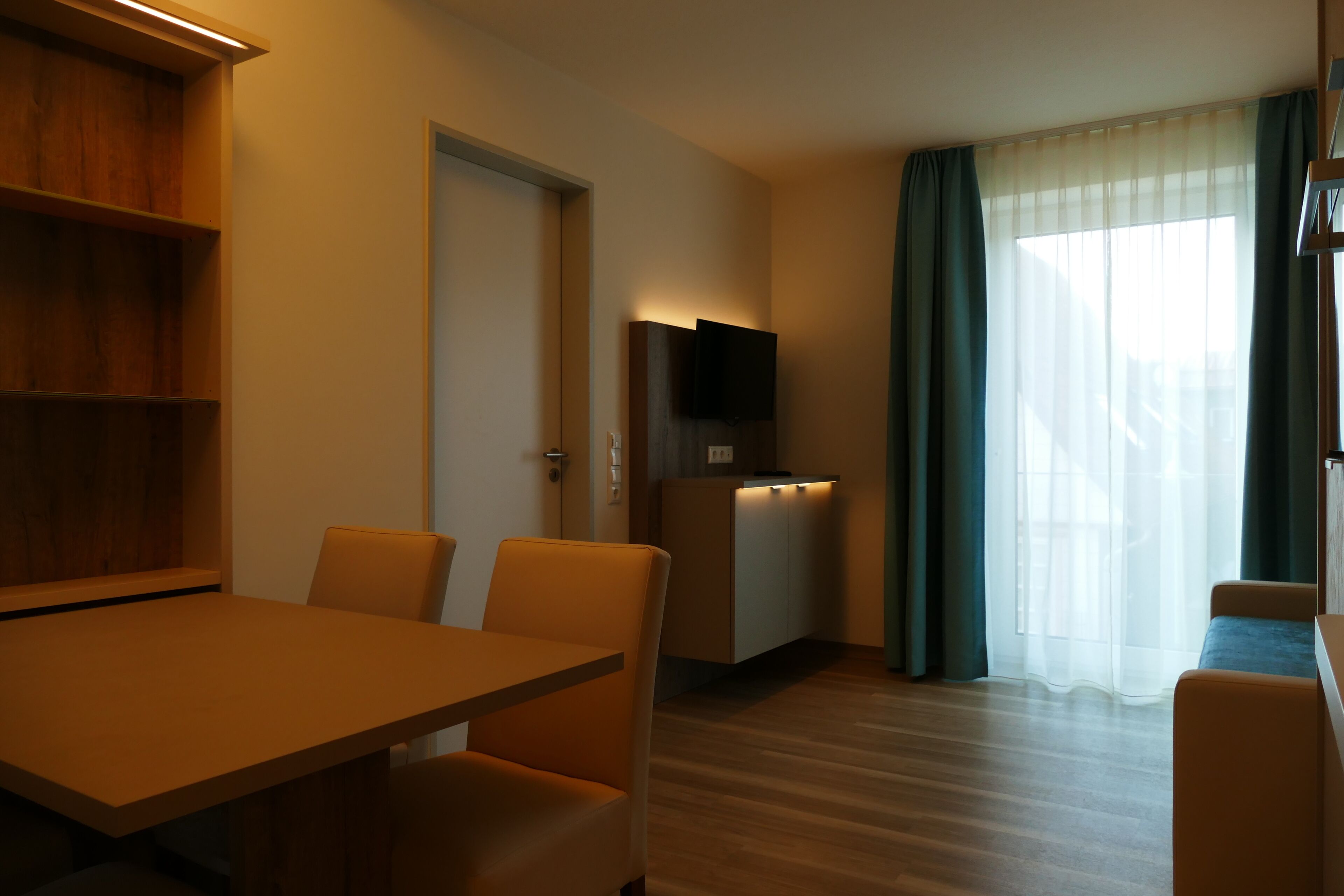Apartment | Wohnzimmer | 32-Zoll-Flachbildfernseher mit Kabelempfang, Fernseher, Fußbodenheizung