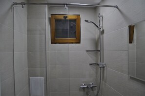 Secadora de cabello, toallas, jabón, papel de baño 