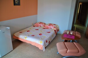 1 bedroom, desk, WiFi