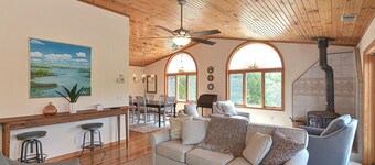 Wingaerchic: Woodsy retreat in West Gloucester