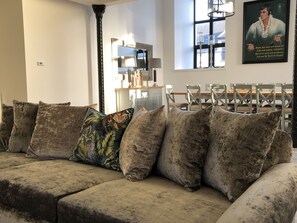 Maison | Aire de séjour | Téléviseur ACL de 32 po avec télévision numérique, téléviseur