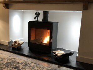 Maison | Aire de séjour | Téléviseur ACL de 32 po avec télévision numérique, téléviseur